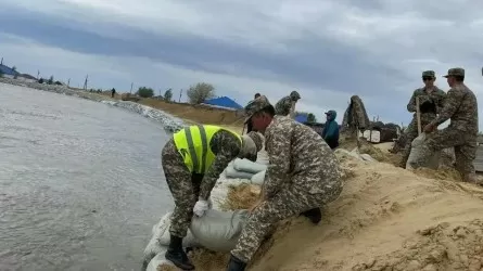 Атырау облысында тұрғындары қайта оралған Жалғансай ауылындағы бөгет бекітіліп жатыр
