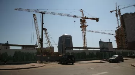 В Актау после дождя поплыла новостройка