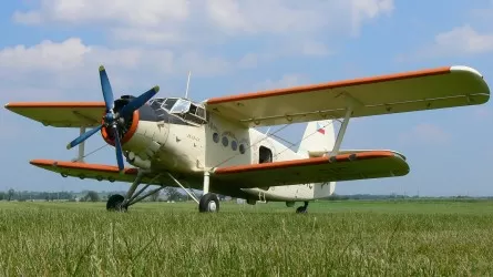 Самолет Ан-2 спикировал вниз после взлета из Аркалыка и съехал в водоем 