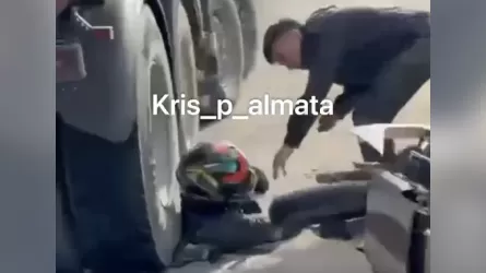 Алматыда мопед жүргізушісі жүк көлігімен соқтығысып қаза тапты