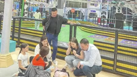 Атырауда балалар ойын орталығында бүлдіршін биіктен құлап кетті