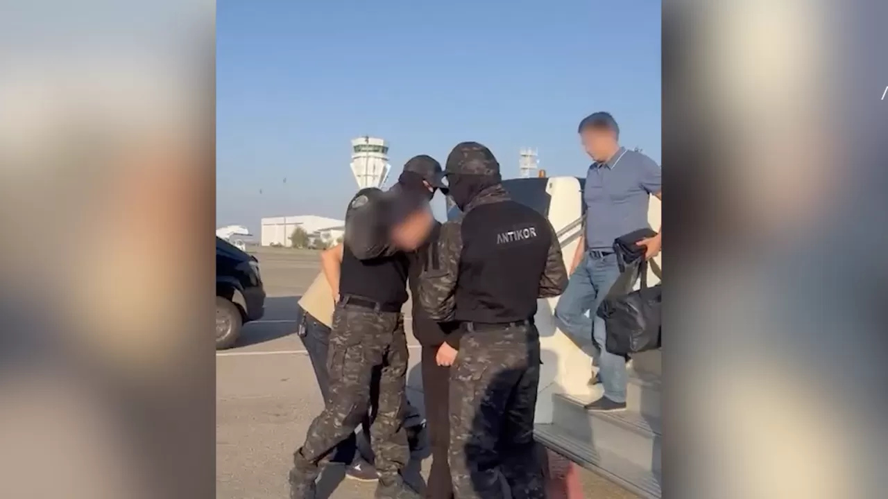 Астанада мамандандырылған ХҚКО басшысы мен мамандары сотталды