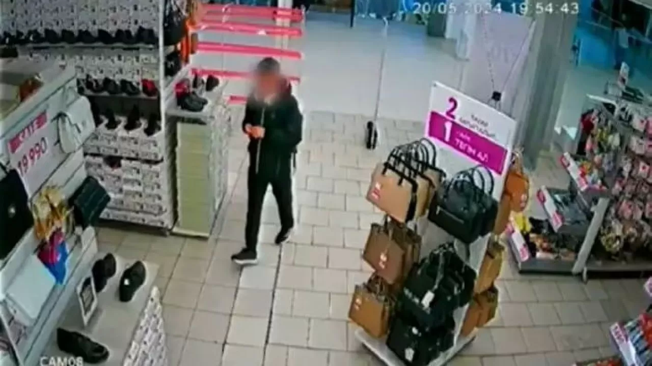 Астанада ер адам сауда үйінен 17 жұп аяқ киім ұрлаған