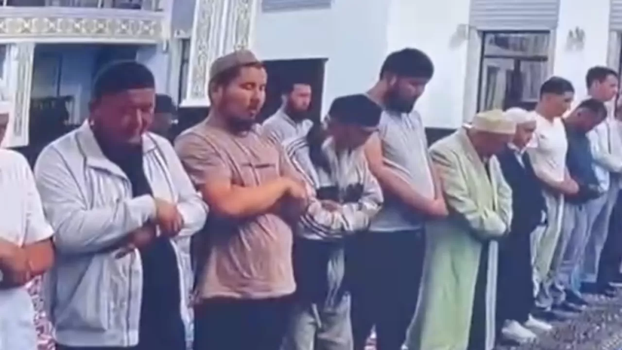 Мешітте намаз уақытында ер адамды "Әмин" деп айтқаны үшін ұрып жіберген