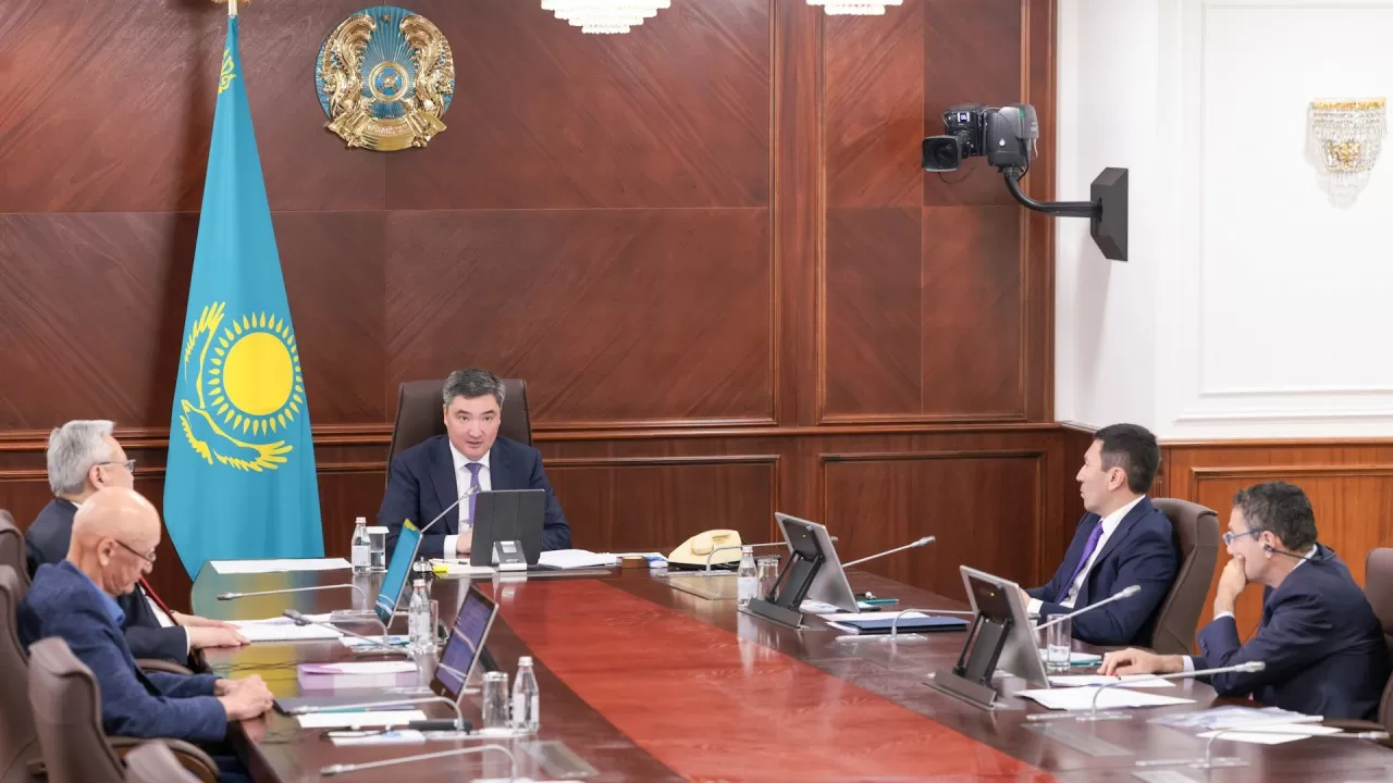 Олжас Бектенов поручил увеличить долю внутристрановой ценности в закупках "Самрук-Казына" до 88% 