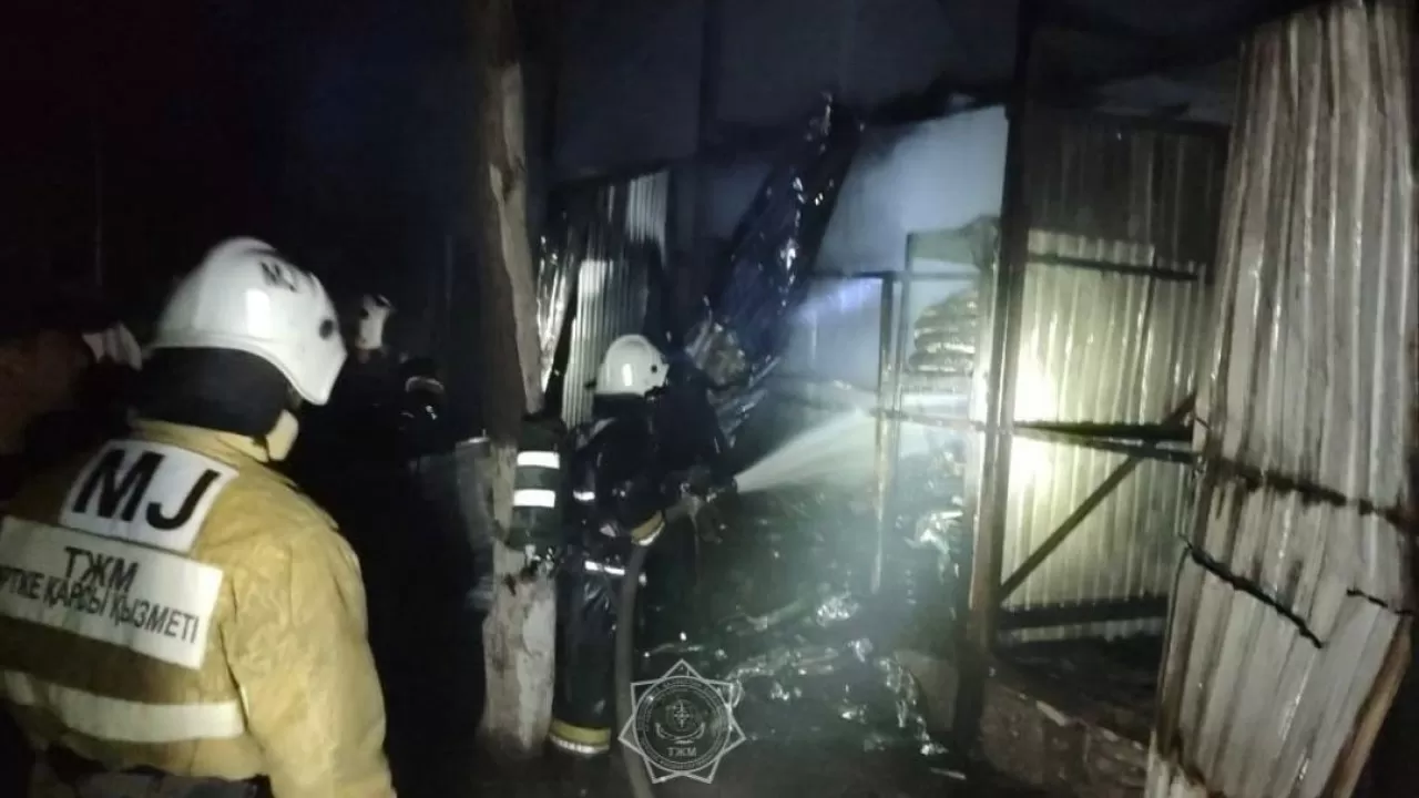 Пожар вспыхнул в парке аттракционов Шымкента  