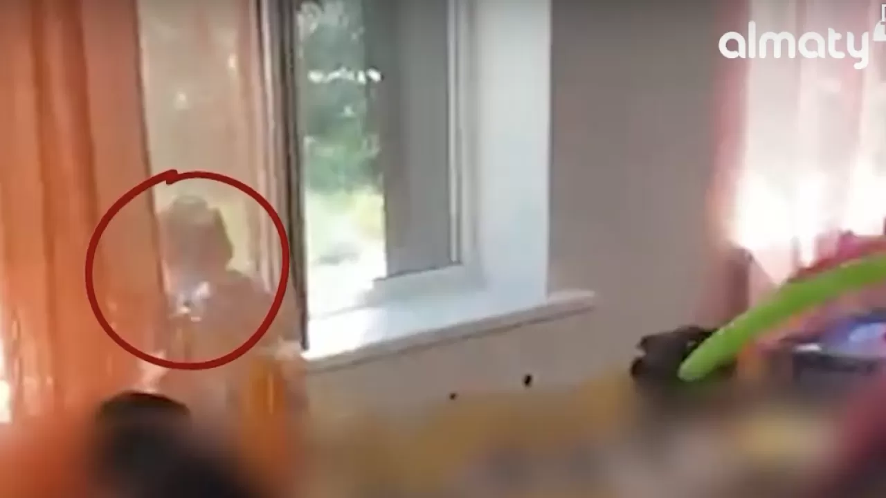 Ақмола облысында балабақша терезесінен құлаған баланы дәрігерлер қабылдамай қойған