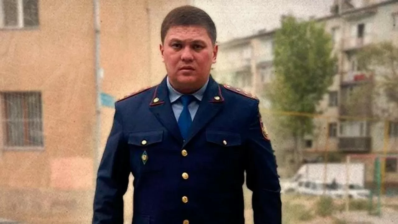 Екі жыл бұрын бастығының үстінен арыз жазған "ең адал полицейдің" өзі сотқа тартылды 