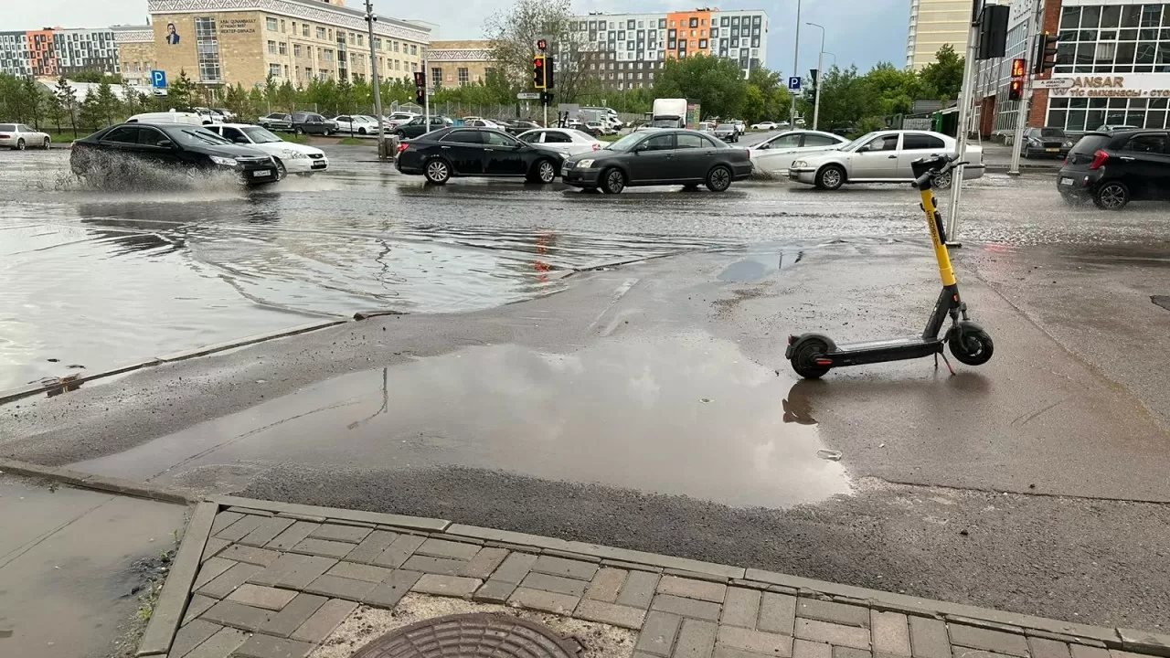 Ливни с градом обрушились на Астану: люди ходят по лужам, а автомобили плавают как корабли