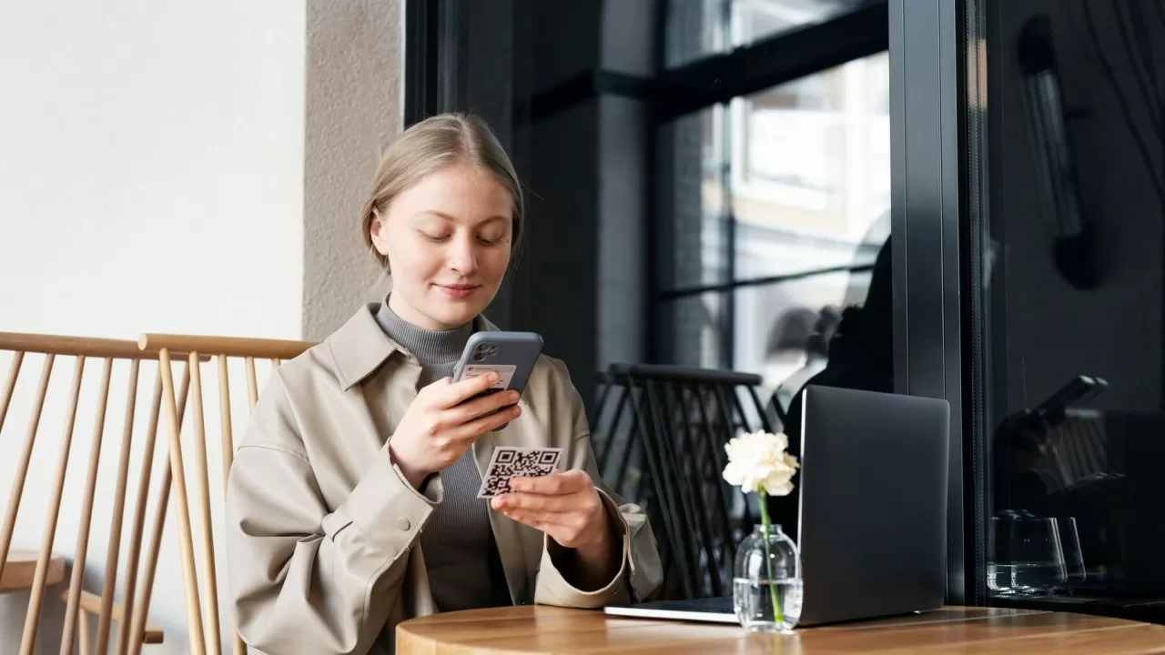 Мамандар қоғамдық орындағы тегін Wi-Fi-ға қосылмауға кеңес берді