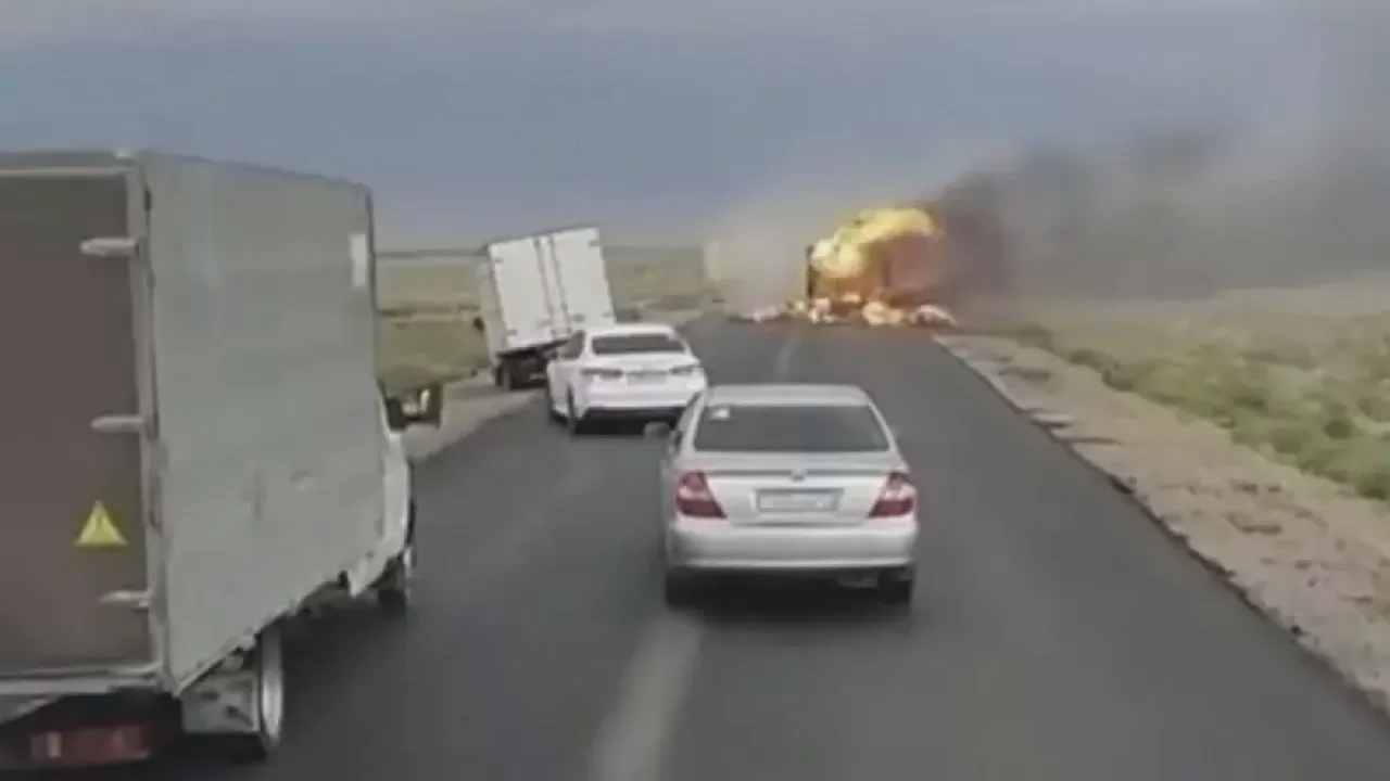 Маңғыстау облысында тасжолда жүк көлігі өртеніп кетті