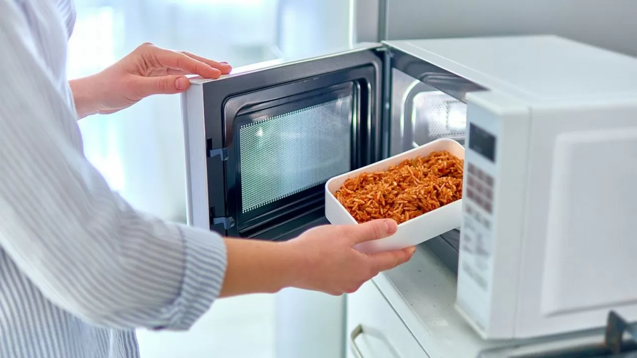Микроволновка отравляет продукты во время работы – фейк 