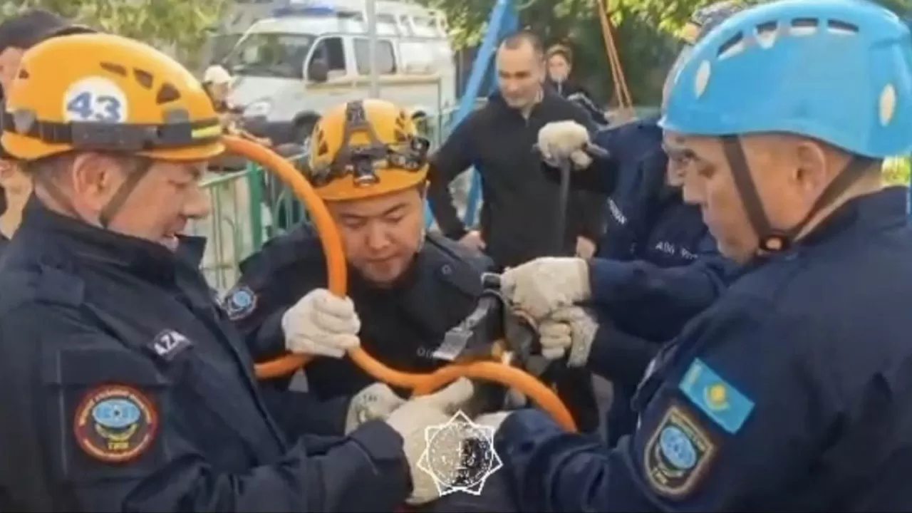 Павлодарда бала ойын алаңындағы металл сақинаға қысылып қалған