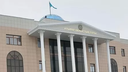 «Шыққаныма 1,5 ай болды»: Атырау сотында үкім жарияланған соң айыпталушы білегін тілгілеп тастады