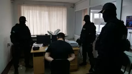 Мужчина пытался уничтожить свой смартфон во время задержания в СКО 