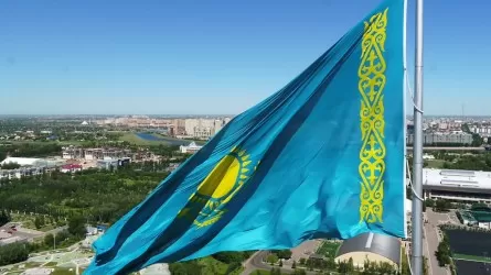 Жамбылда 15 мекеменің ғимаратына жыртылған, өңсіз және лас Ту ілінген