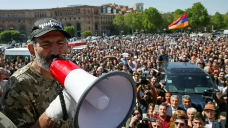 Армяндар «Пашиняны құрысын, Бакуге берер жер жоқ» дейді