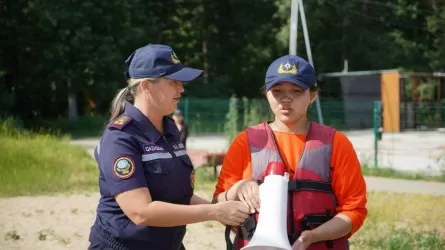 Спасатели ДЧС ВКО предложили отдыхающим на пляже поменяться ролями