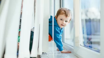 Сақ болыңыз! Бір жылда 59 бала терезеден құлап кеткен