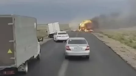 Маңғыстау облысында тасжолда жүк көлігі өртеніп кетті