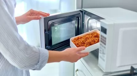 Микроволновка отравляет продукты во время работы – фейк 