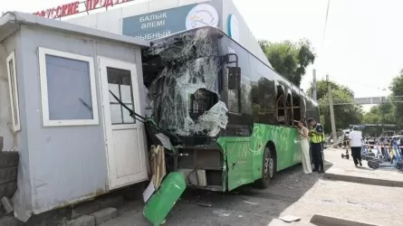 Алматыдағы автобус апаты: қоғамдық көлік камерасы түсірген бейнежазба желіде тарады
