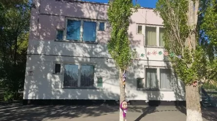 «Бүлдіршіндердің басынан ыдыспен ұрған»: Павлодардағы балабақша тәрбиешісі жұмыстан шеттетілді