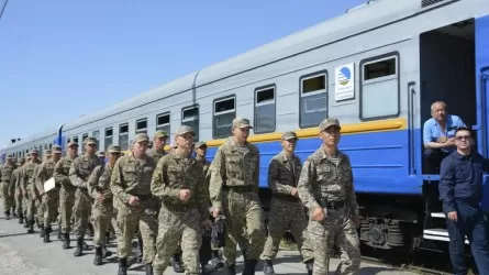 Екі ай бойы су тасқынымен арпалысқан әскери қызметшілер үйлеріне оралды 