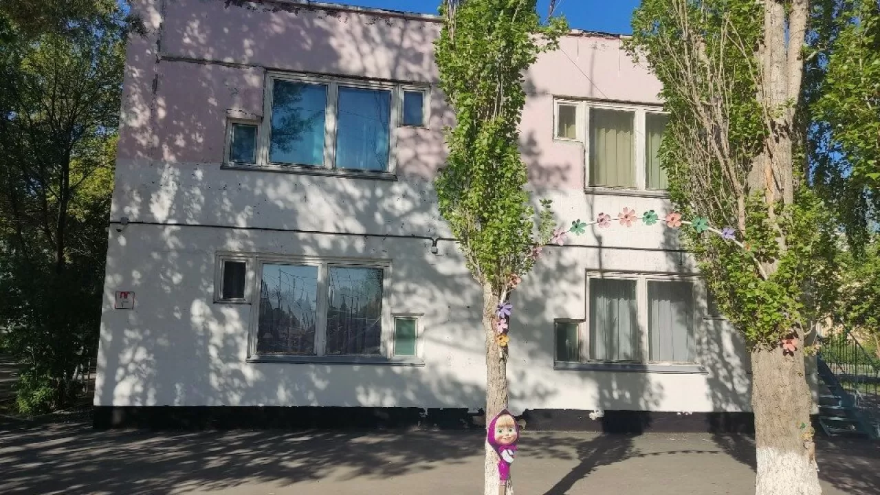 "Бүлдіршіндердің басынан ыдыспен ұрған": Павлодардағы балабақша тәрбиешісі жұмыстан шеттетілді