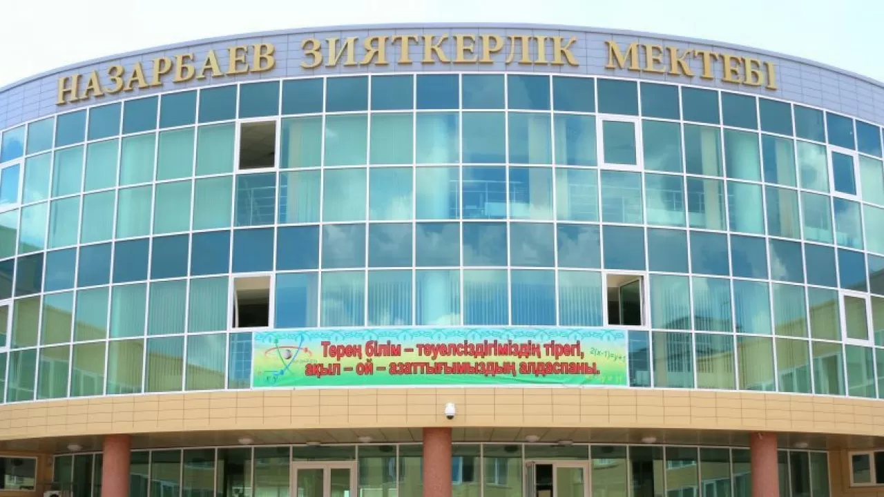 Назарбаев мектебінің түлектері ауыл мектебінің оқушысына NIS-те білім алу үшін грант тағайындайды