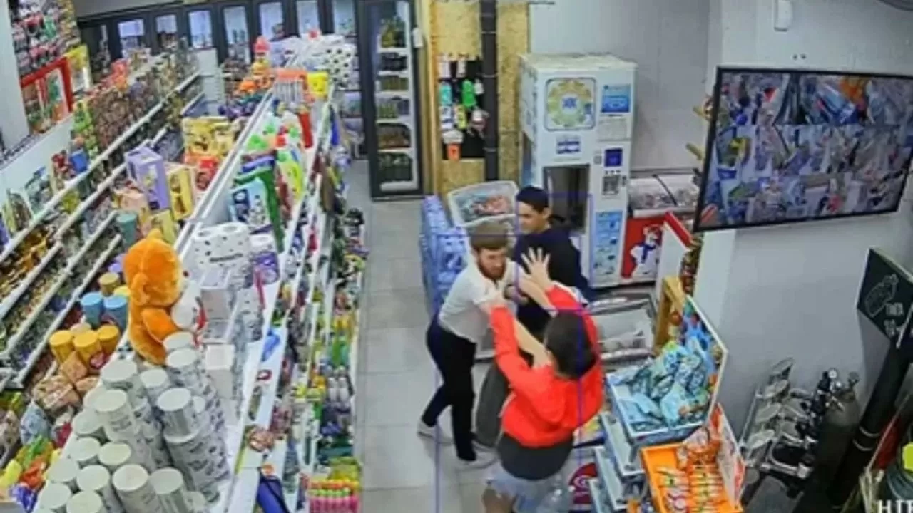 Астанада азық-түлік дүкенінде белгісіз ер адам әйелді соққыға жықты
