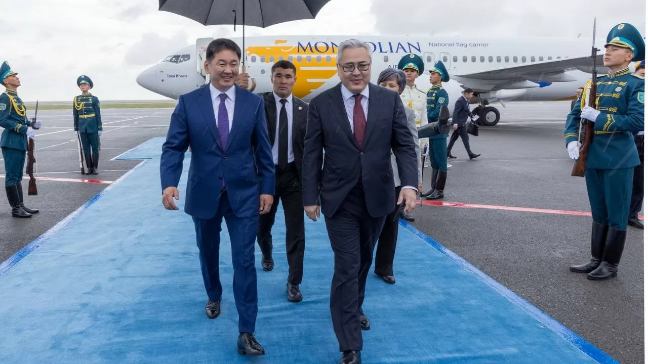 Моңғолия Президенті ШЫҰ саммитіне қатысу үшін Астанаға ұшып келді 