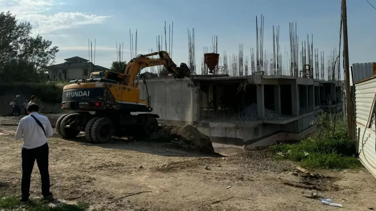 Алматыда заңсыз салынып жатқан тұрғын үй кешені бұзылды