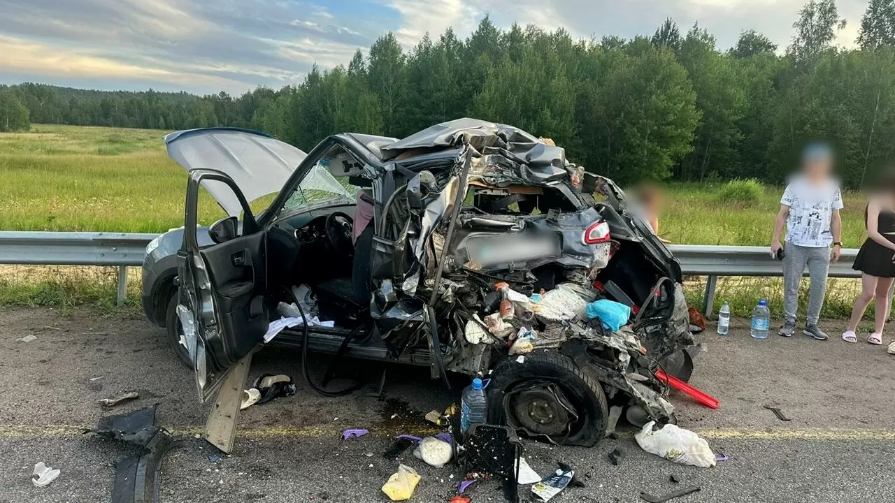 Грузовик протаранил припаркованный автомобиль в Акмолинской области