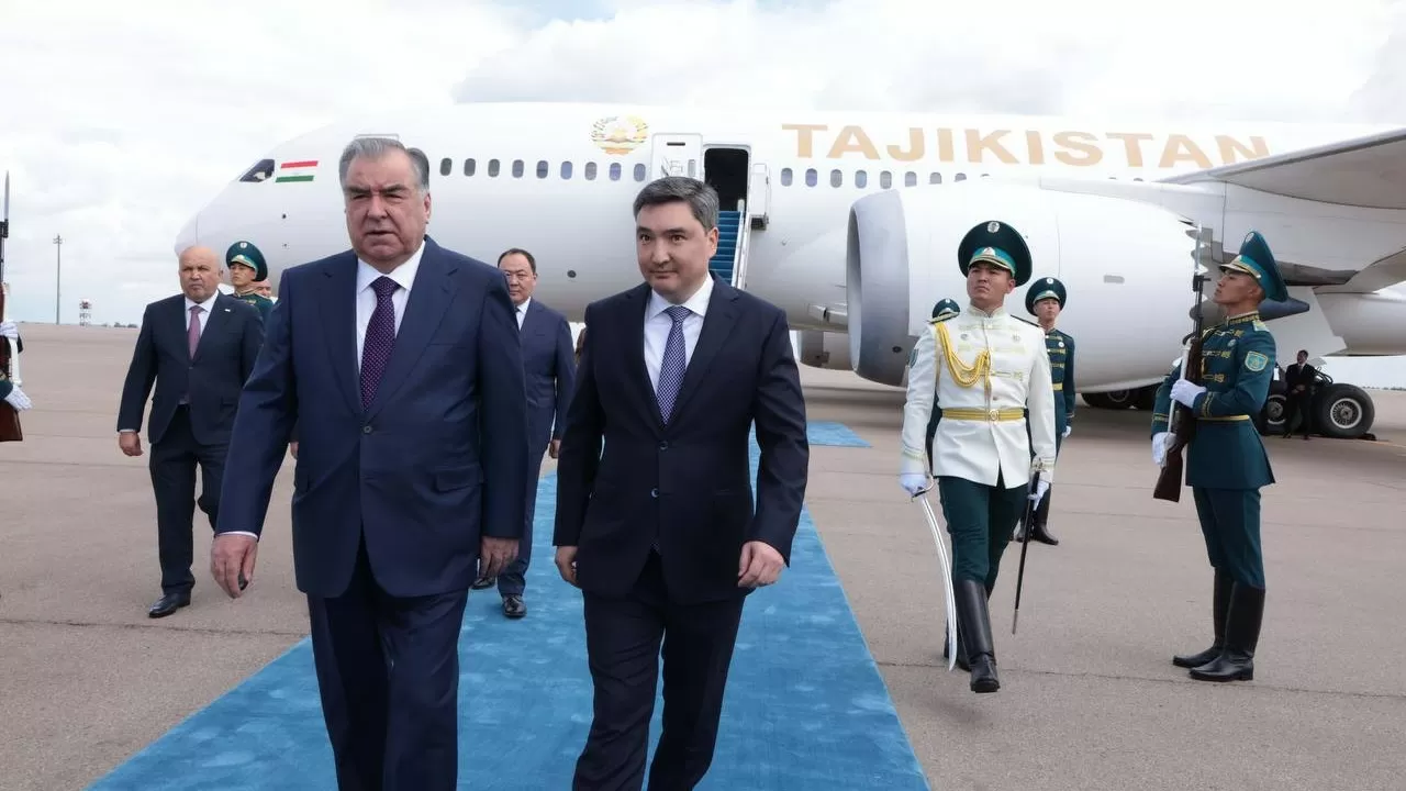 Тәжікстан президенті Эмомали Рахмон да Қазақстан астанасына табан тіреді