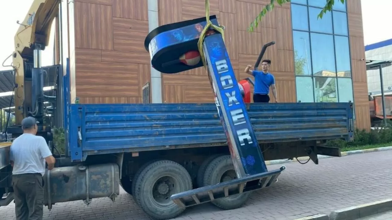 В Актобе на главном проспекте города демонтируют силомеры