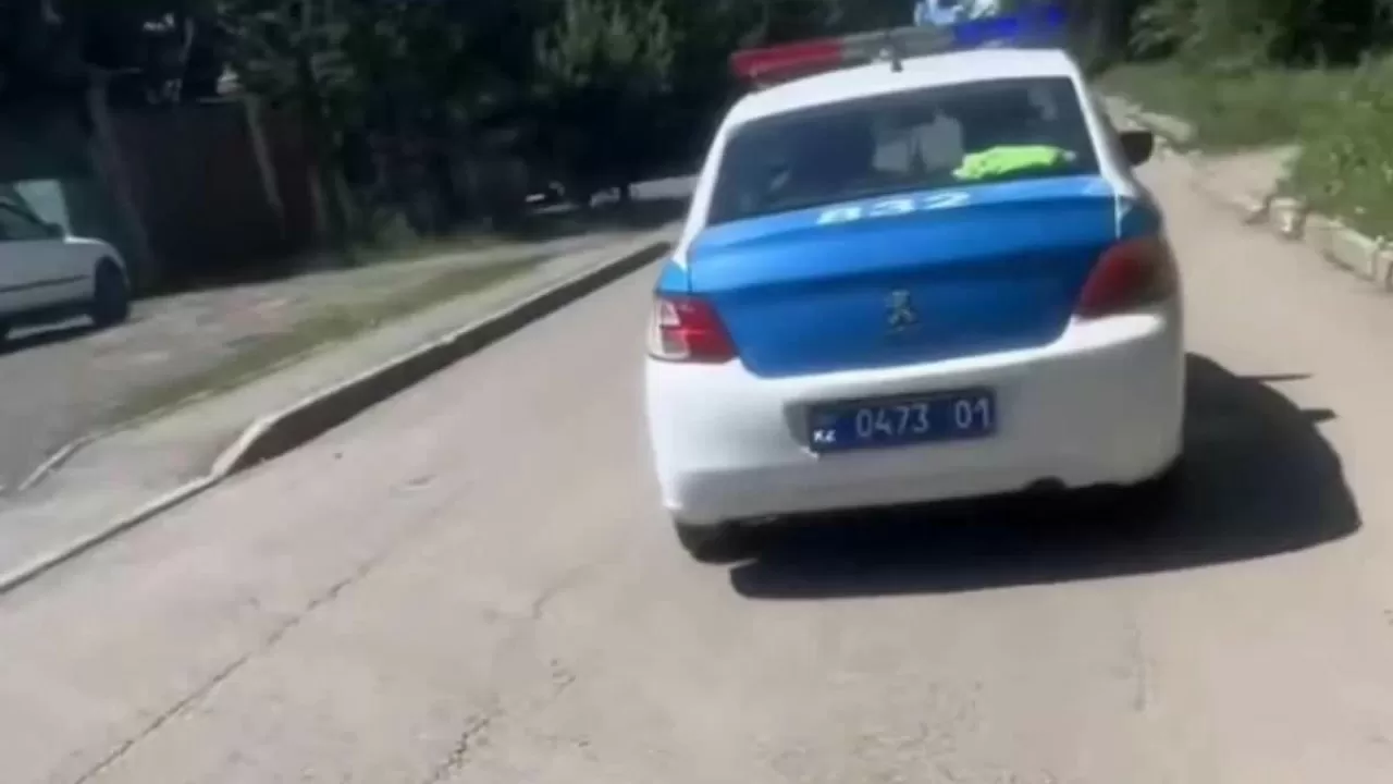 "Қызметтік көлікке отыруды ұсынған": Астанада полицейлер қызға тиісті деп айыпталды