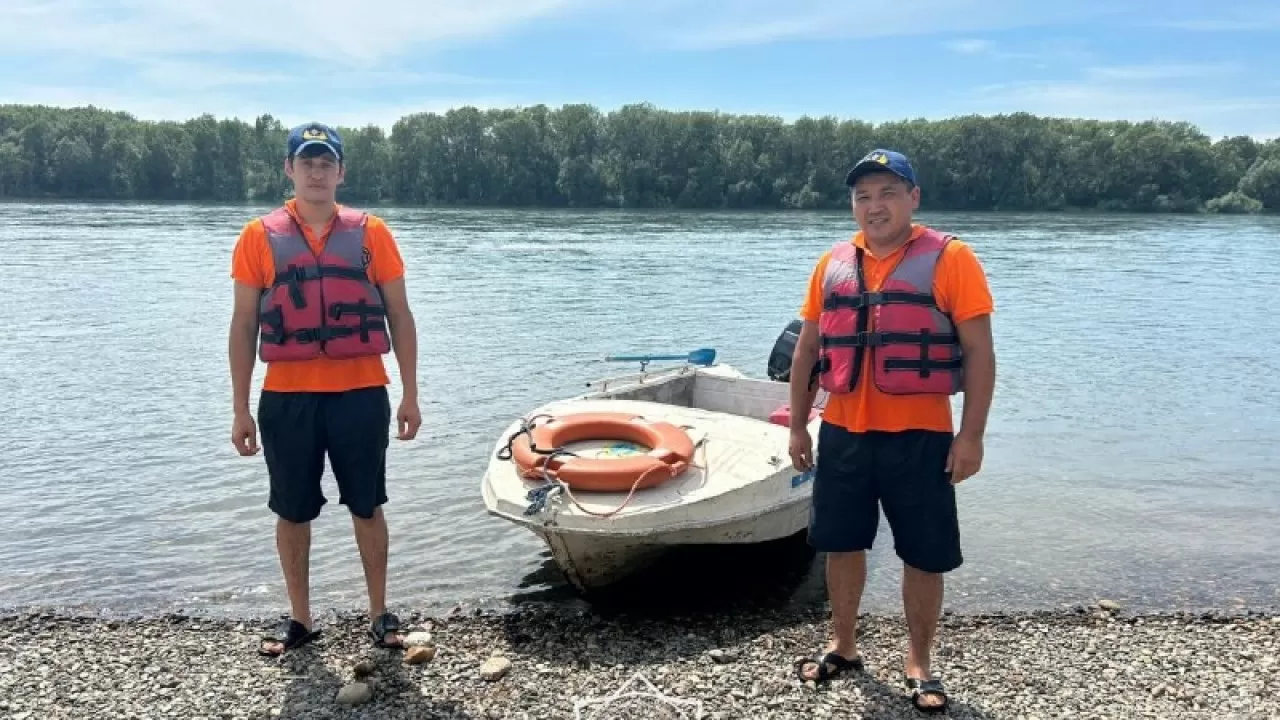 Спасатели вытащили из воды тонущую женщину в ВКО 