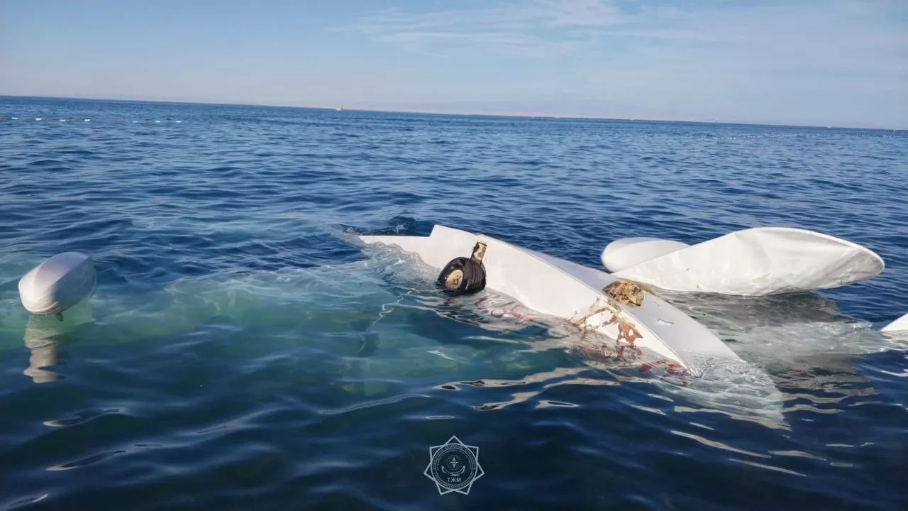 Дельтаплан с людьми упал в озеро Алаколь