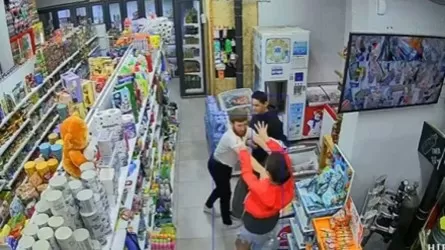 Астанада азық-түлік дүкенінде белгісіз ер адам әйелді соққыға жықты