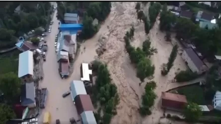 Более 20 авто смыло в результате селя в Кыргызстане