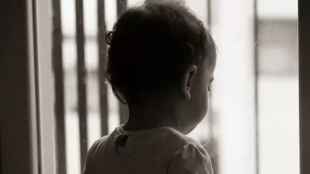 Двое детей за один день выпали из окон в Уральске 