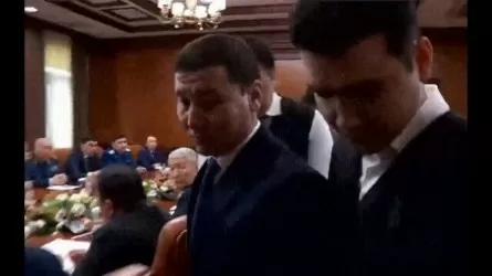 Шымкентте әкімнің жиналысы кезінде антикор ұстап әкеткен шенеуніктің ісі сотқа жолданды