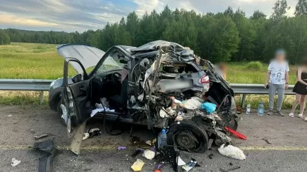 Грузовик протаранил припаркованный автомобиль в Акмолинской области