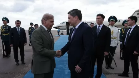 Саммит ШОС в Астане: Бектенов встретил премьера Пакистана