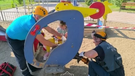 Застрявшую в качелях девочку освободили спасатели в Павлодаре