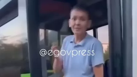 «Жүргізуші мас болған»: Алматыда автобус үйдің қоршауына соғылды 