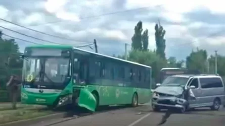 Алматыда тағы да автобус апатқа ұшырады: зардап шеккендер бар