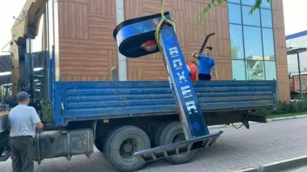 В Актобе на главном проспекте города демонтируют силомеры