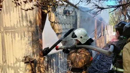 Летнее кафе загорелось в одном из парков Уральска 